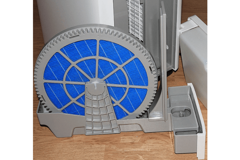 Das blaue Rad ist das “Befeuchtungselement” vom Philips AC3829/10 Series 3000i und mit der NanoCloud Technologie versehen